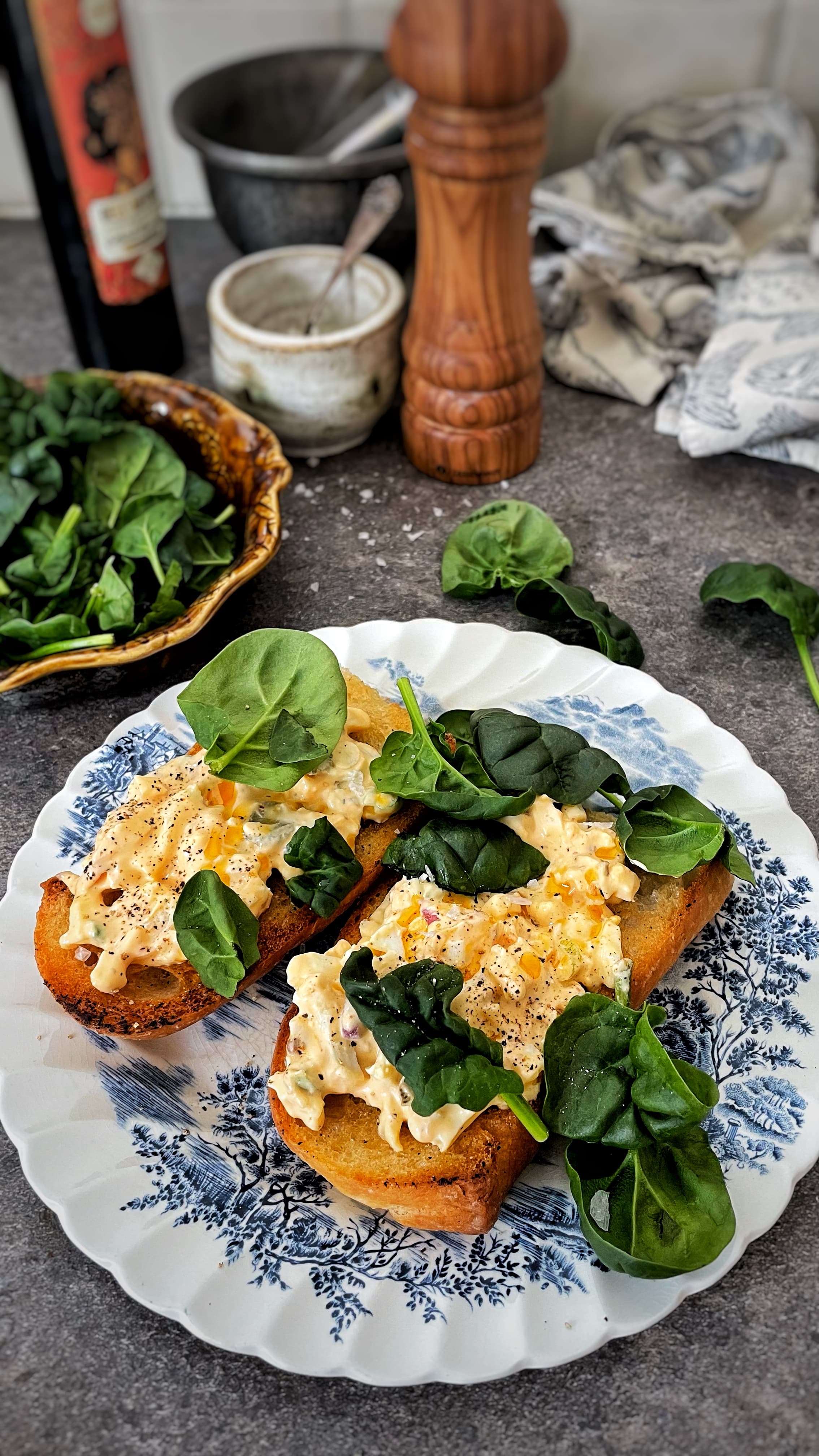 Äggsallad  med Crispy Chili Oil på toast