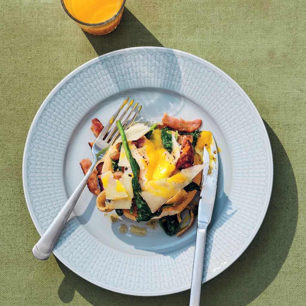 Ägg- och baconfrallor med spenat och parmesan