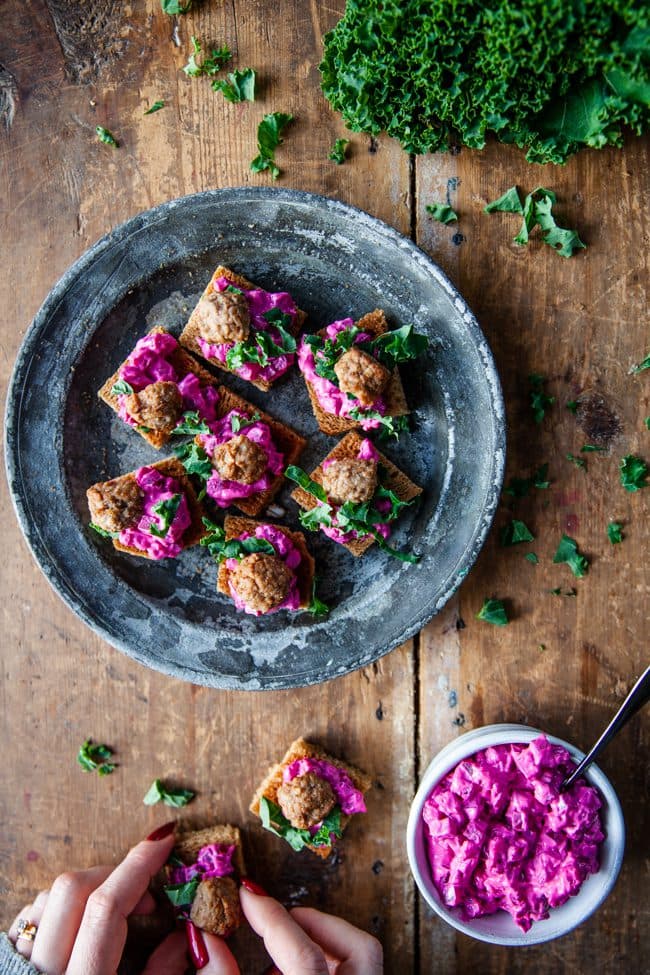 Snittar med köttbullar och rödbetssallad