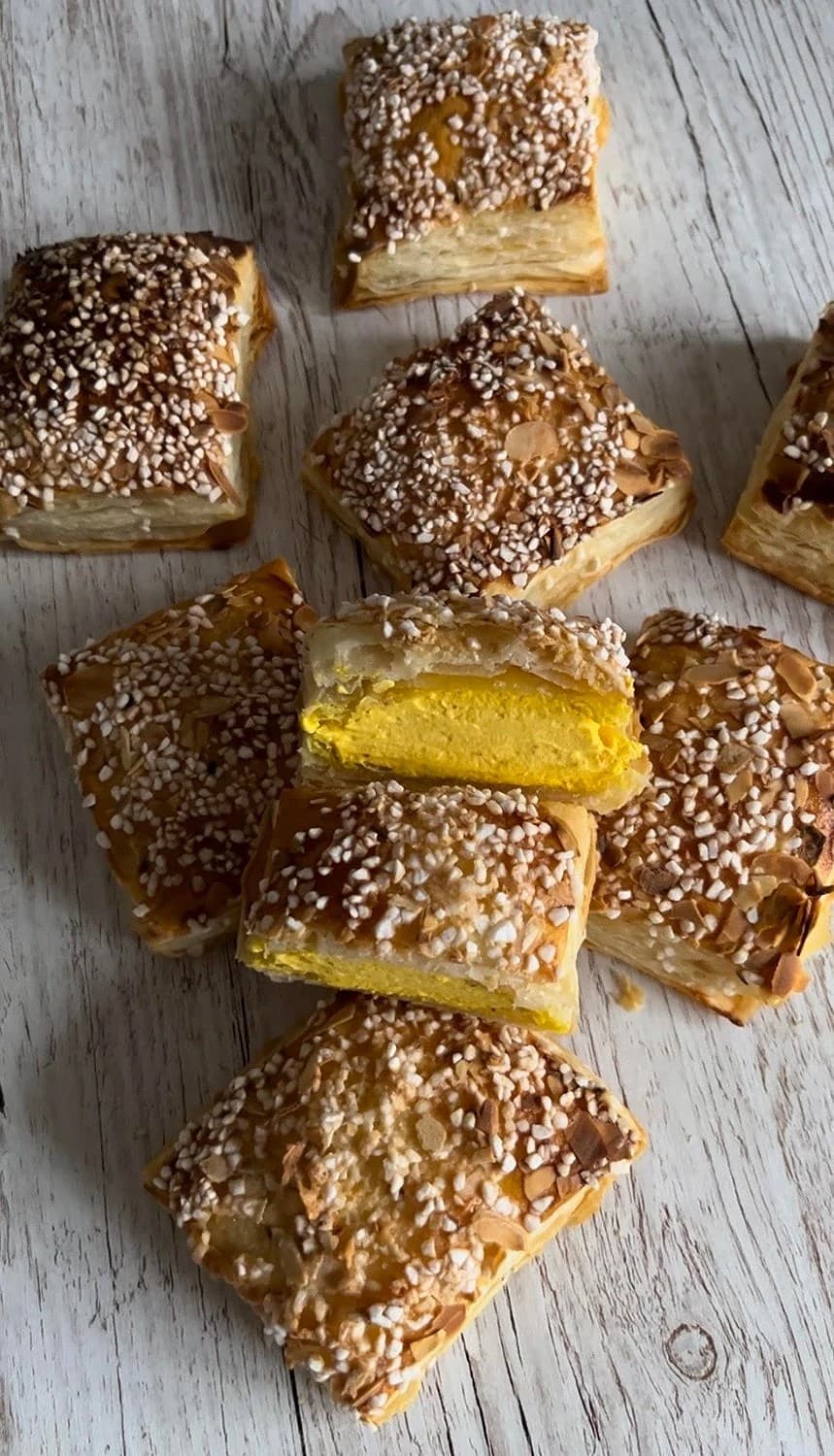 Smördegsbakelser med saffranskräm