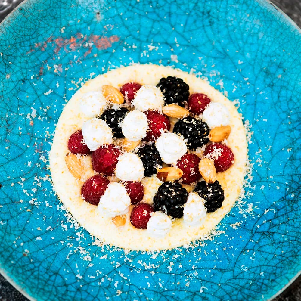 Färska bär med citronkräm, mandel och grädde