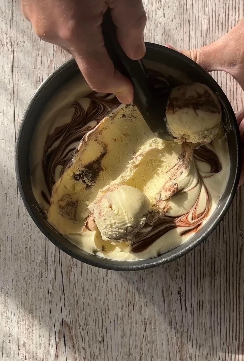 Olivoljaglass med chokladsås