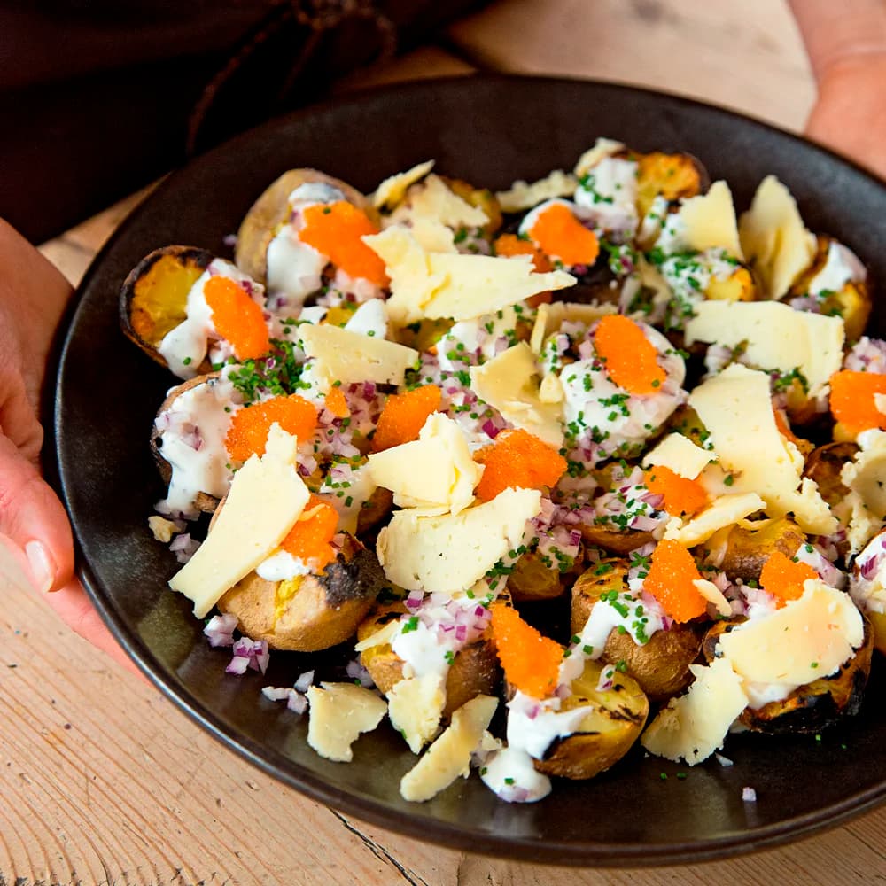 Grillad färskpotatis med rökig gräddfil, prästost och löjrom