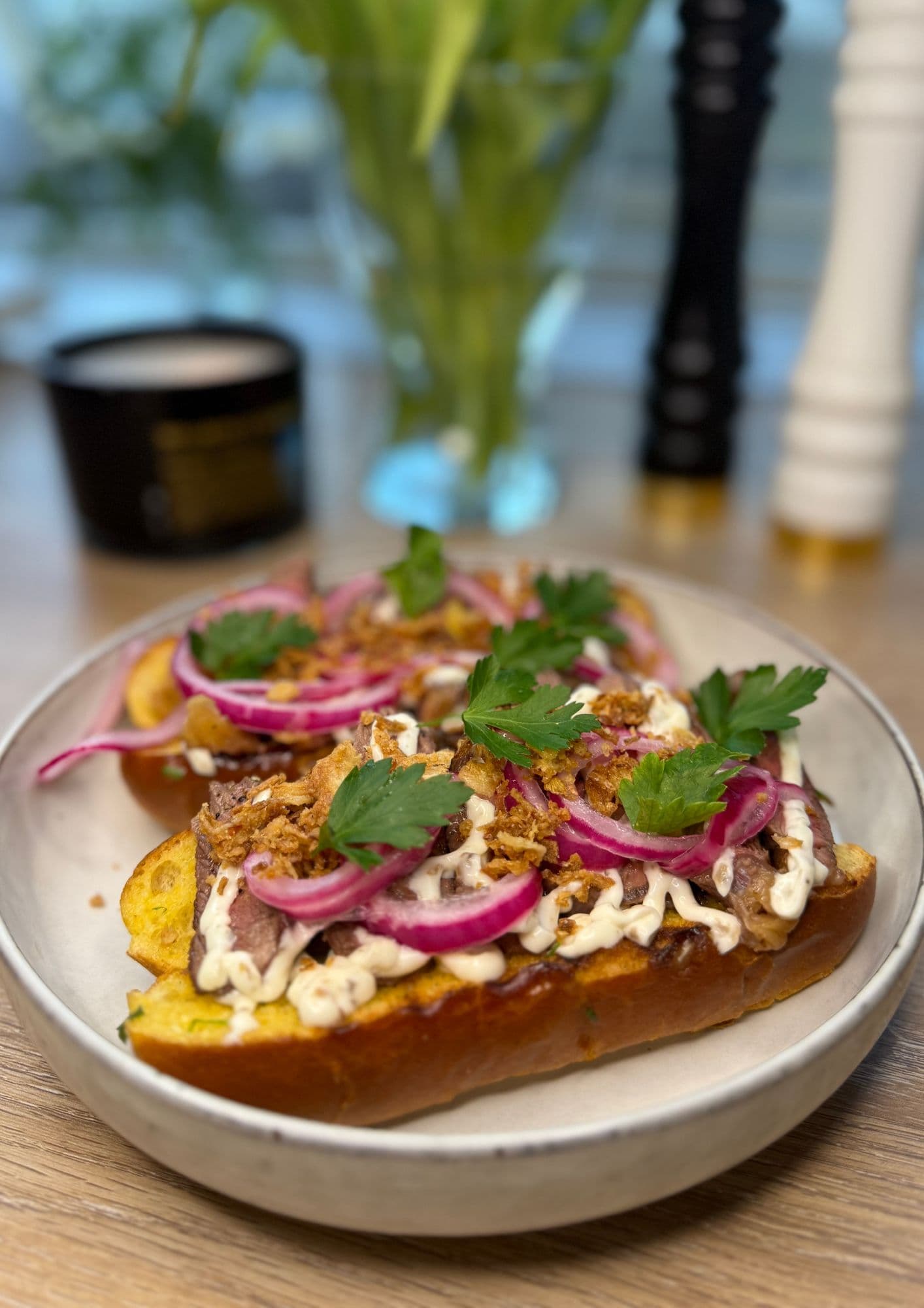 Grillad ryggbiff i briochebröd med tryffelmajo