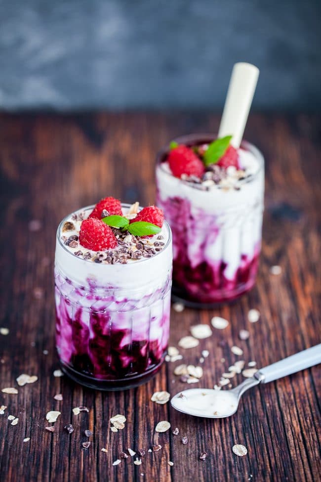 Frukost parfait med bär och yoghurt