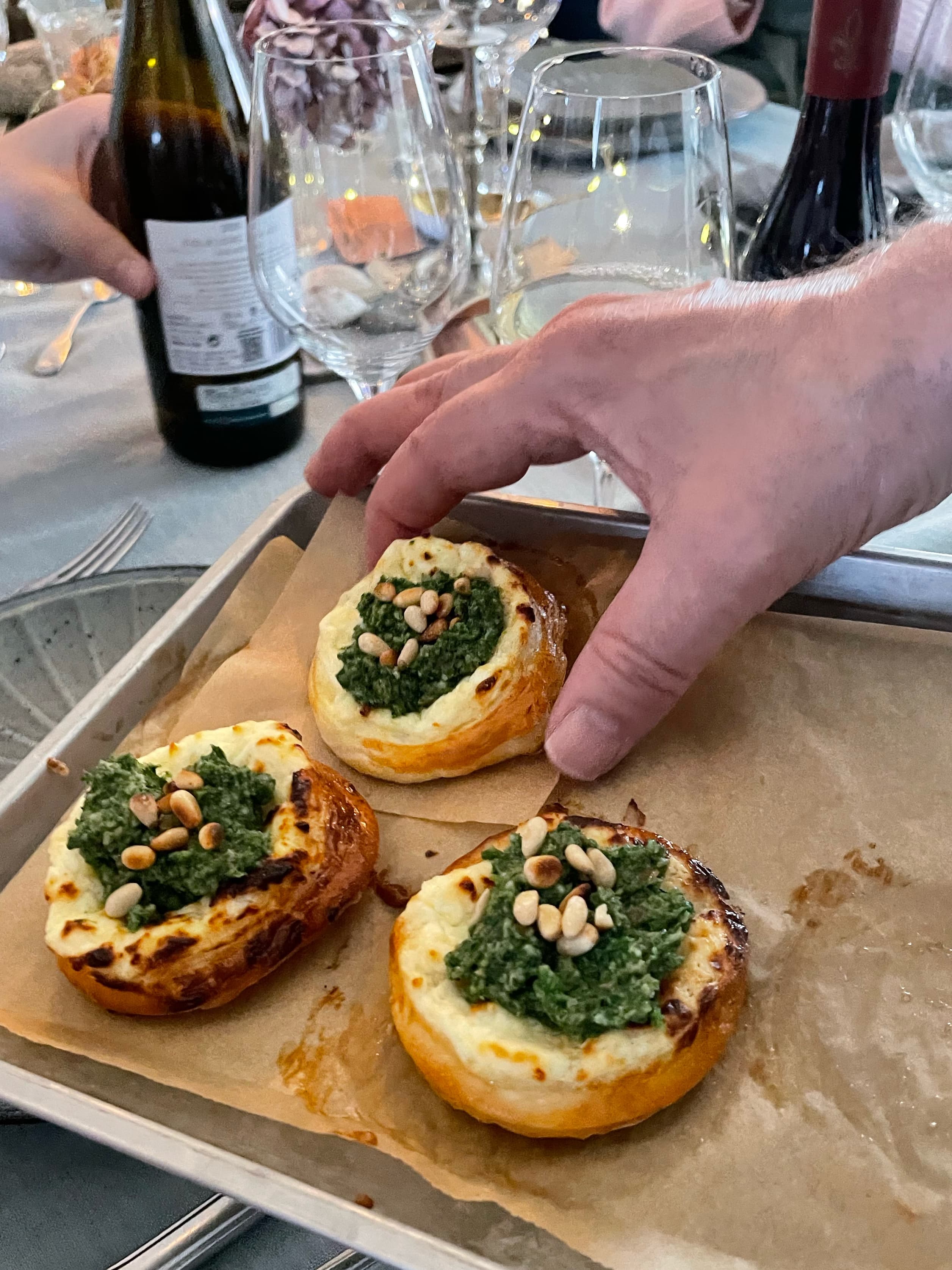 Vit smördegspizzetas med vild pesto