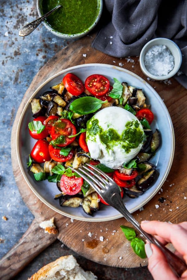 Grillade grönsaker med burrata och basilikaolja