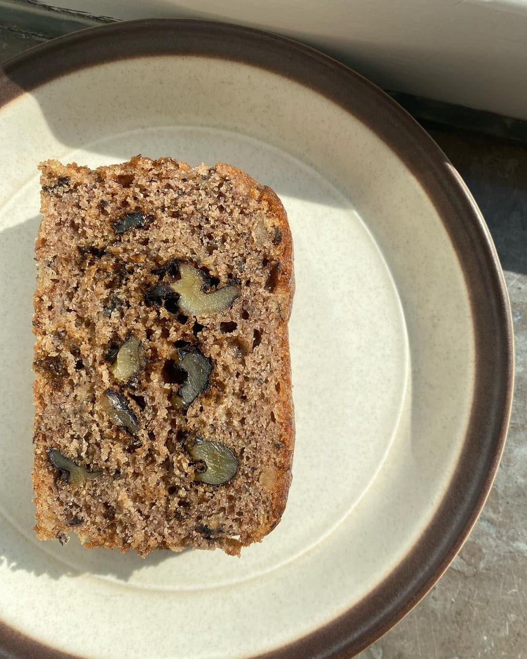 Mjuk banankaka med valnötter & dulce de leche
