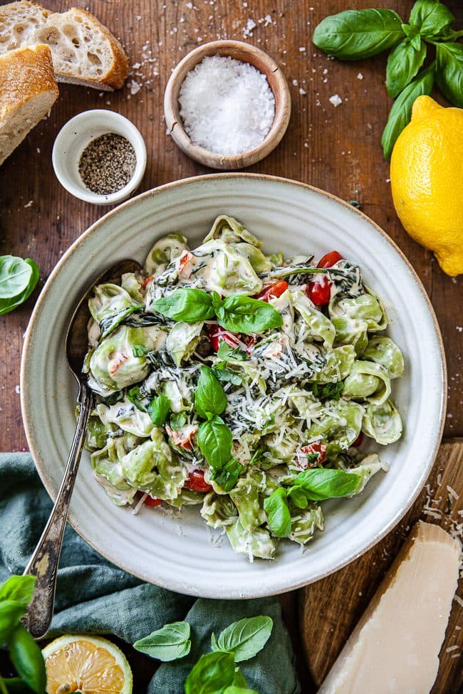 Krämig tortellini med färskostsås