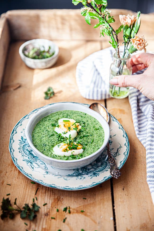 Nässelsoppa med kokt ägg