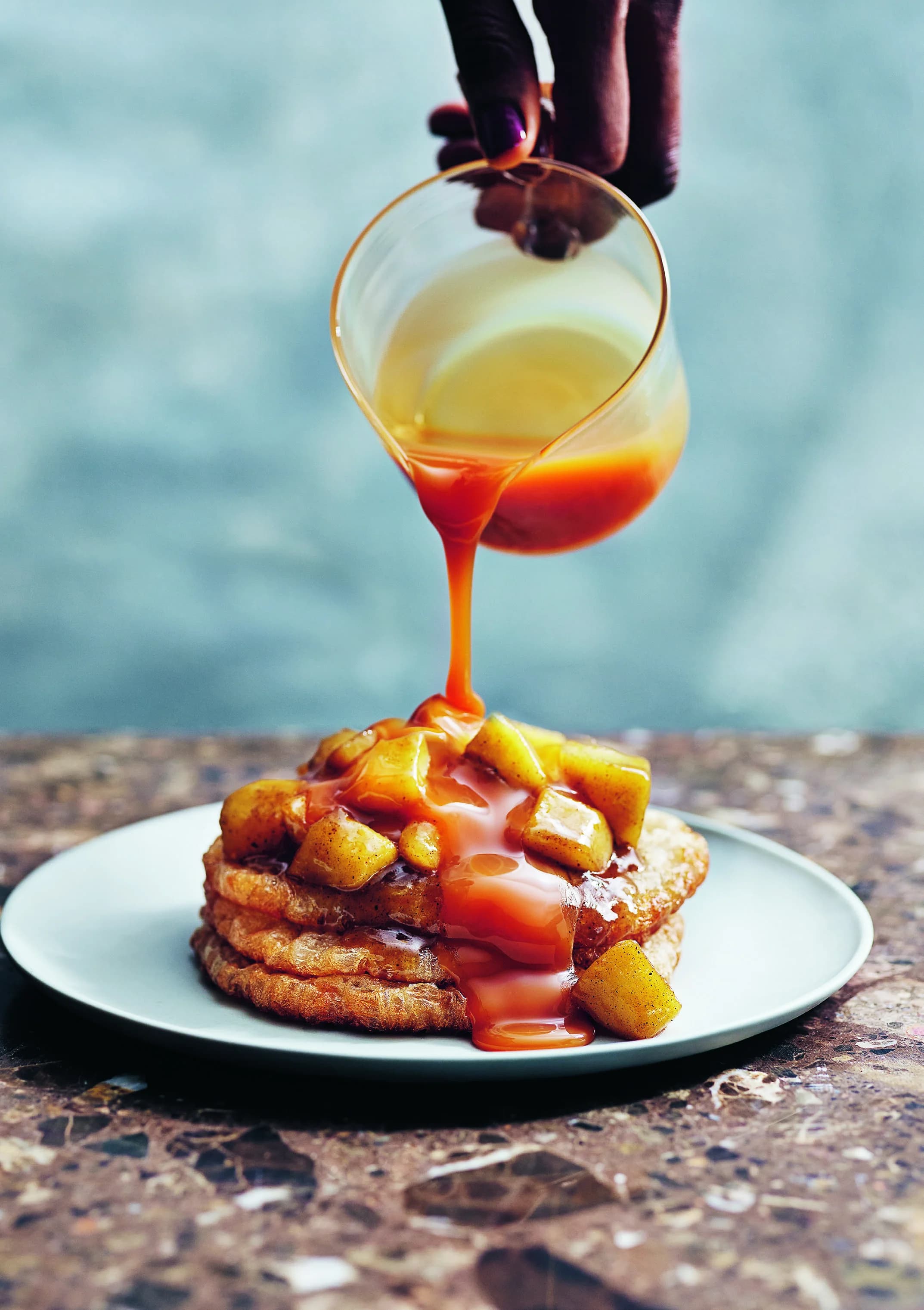 Somaliska pannkakor med smör- och kanelstekt äpple