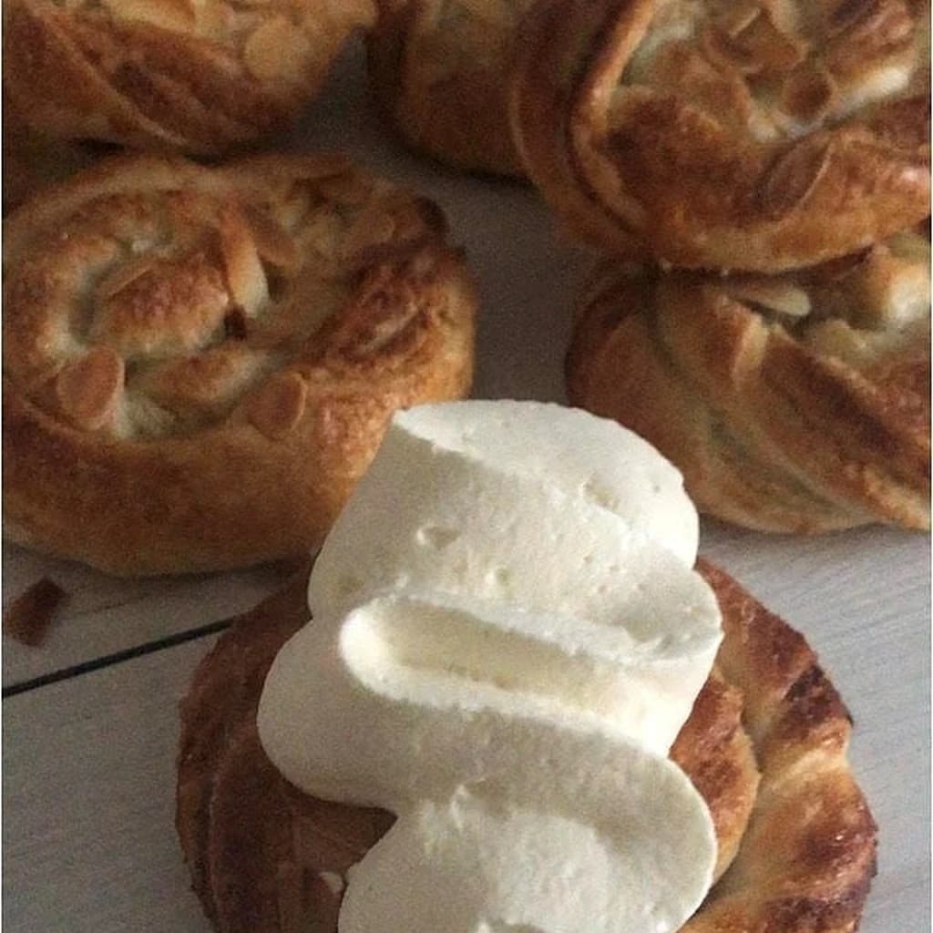Smördegssnurror med mandelmassa och kardemumma