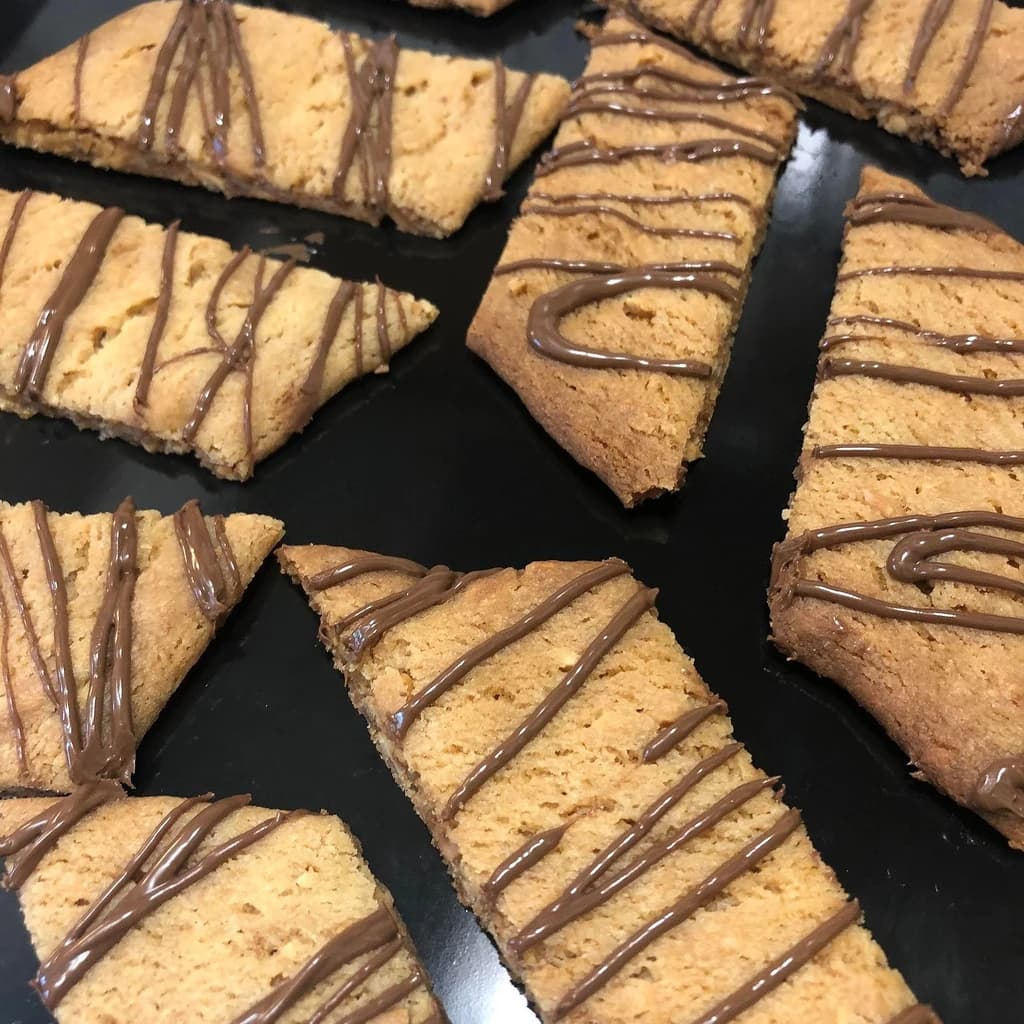 Kolasnittar med salta jordnötter