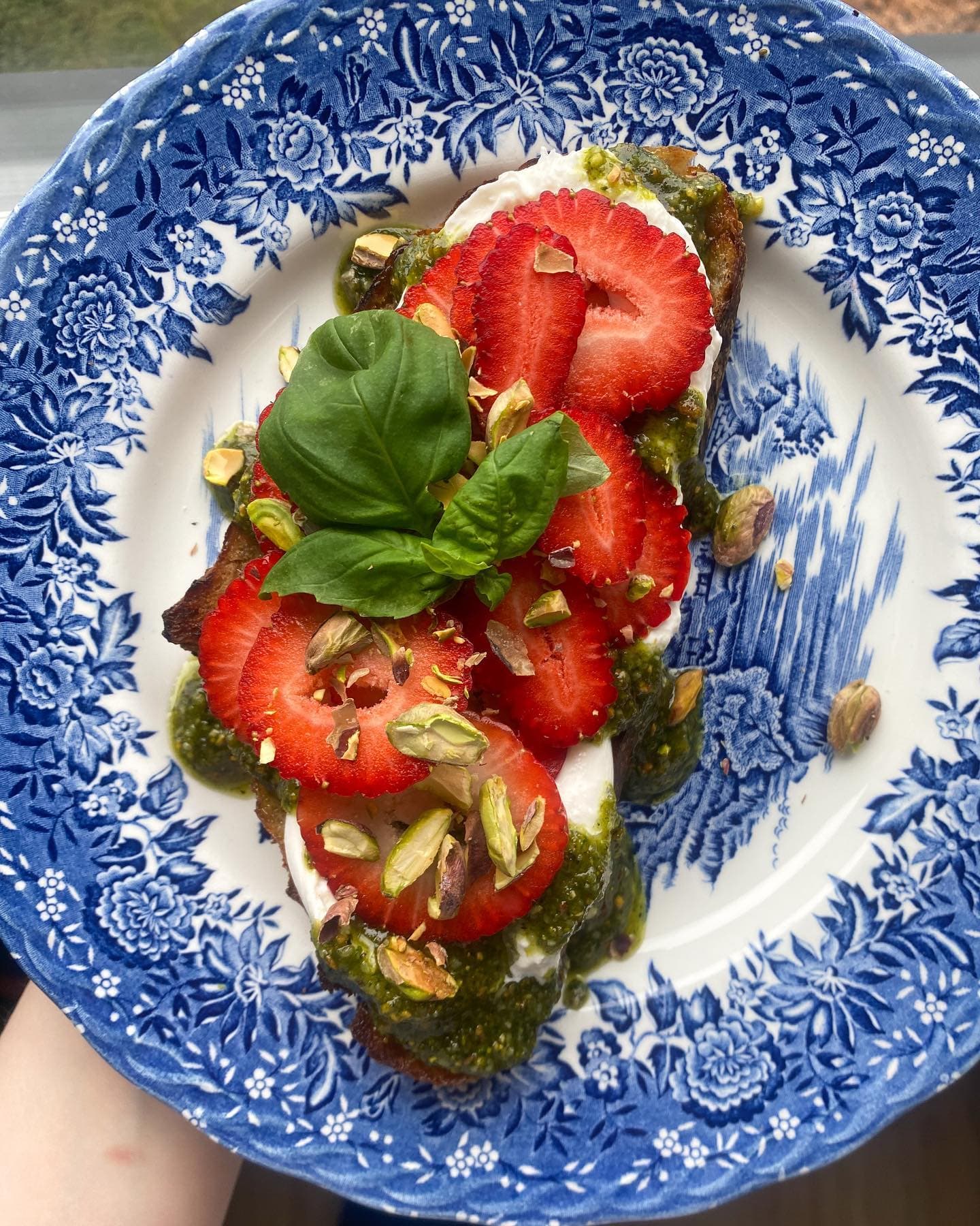 Burrata toast med pistagepesto och jordgubbar