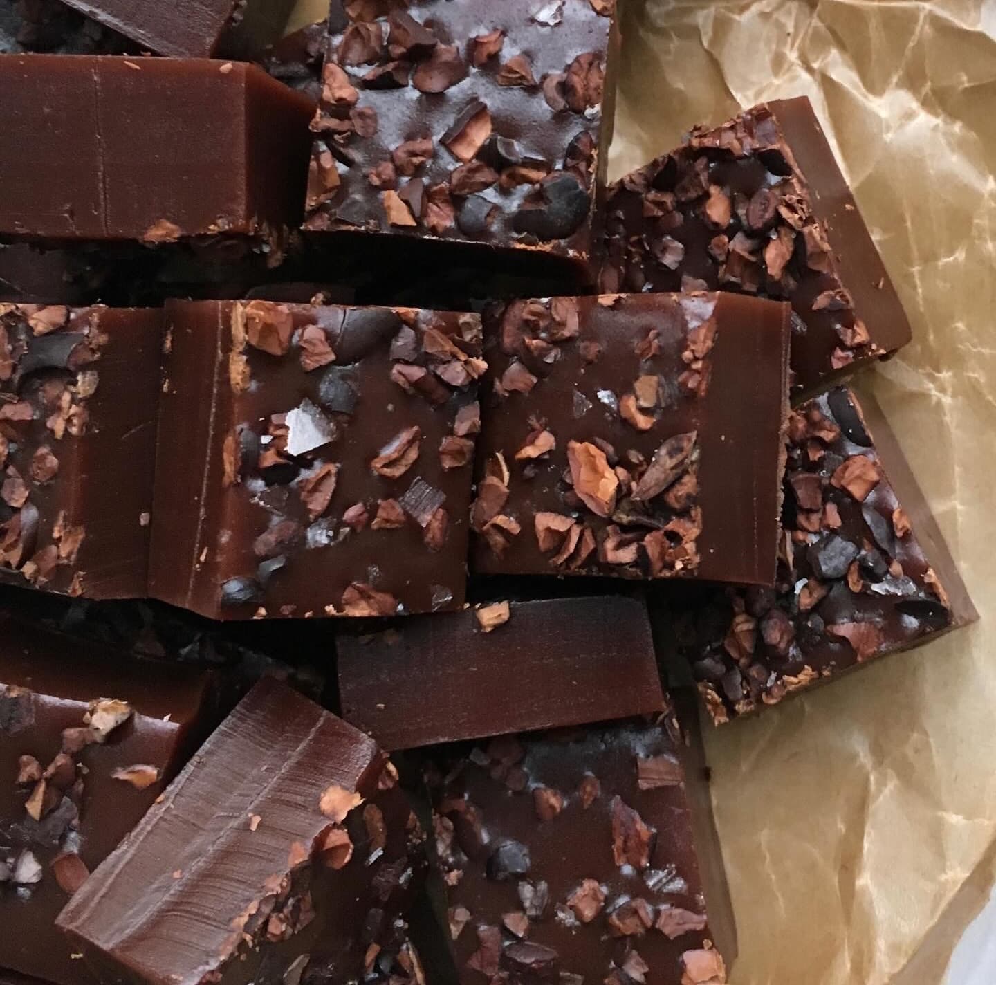 Chokladkola med kakaobönor