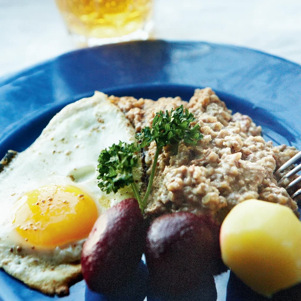 Pölsa med rödbetor och stekt ägg