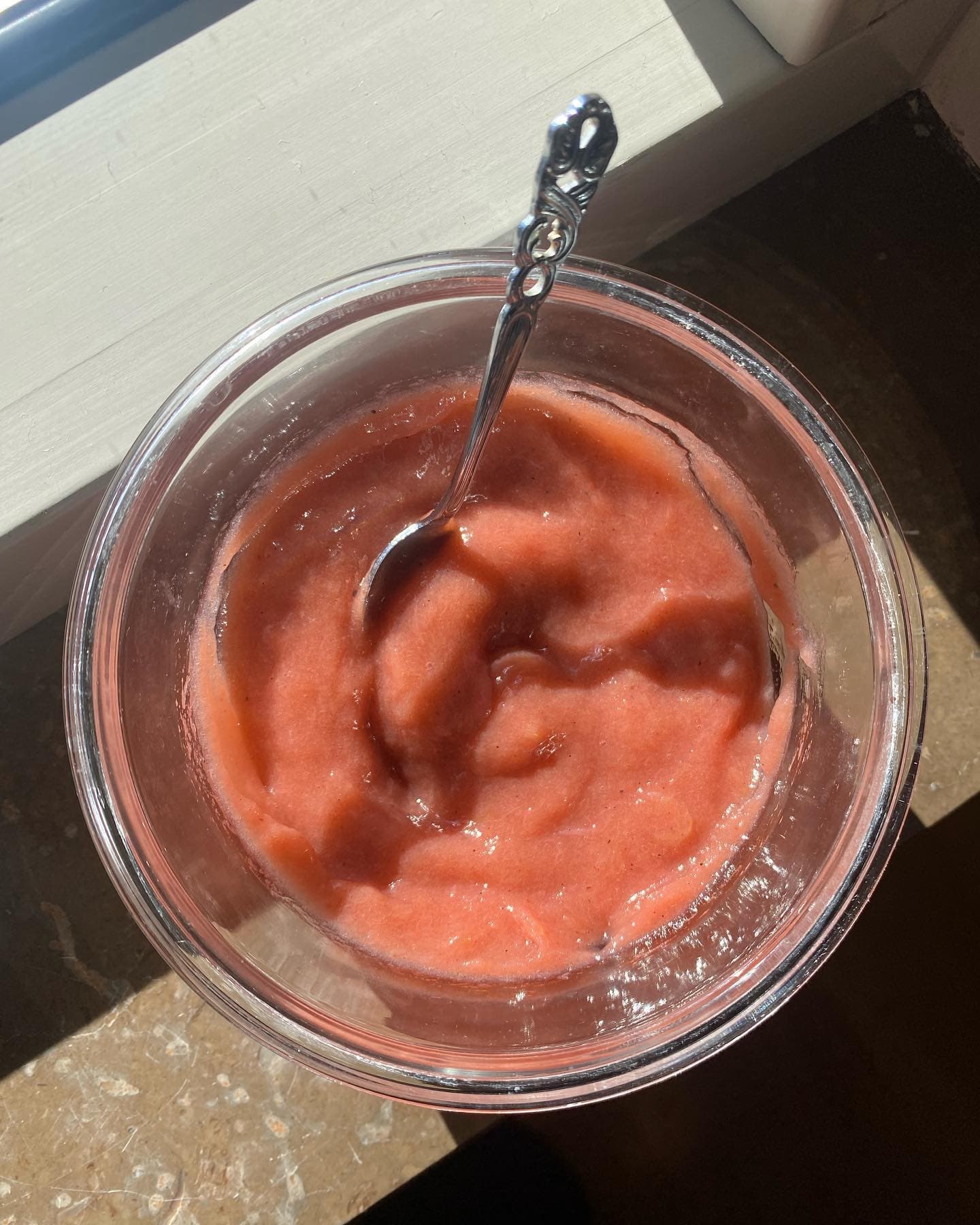 Rabarbersylt med kardemumma och vanilj
