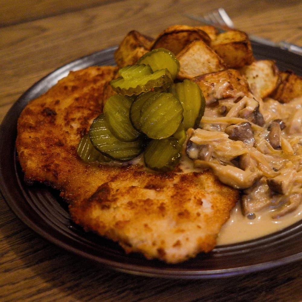 Schnitzel med rostad potatis, svamp och löksås