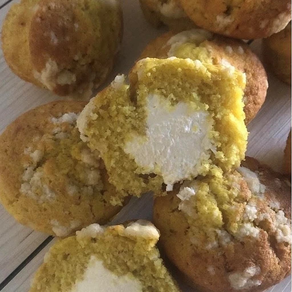 Saffransmuffins med mascarponegrädde och kaksmulor