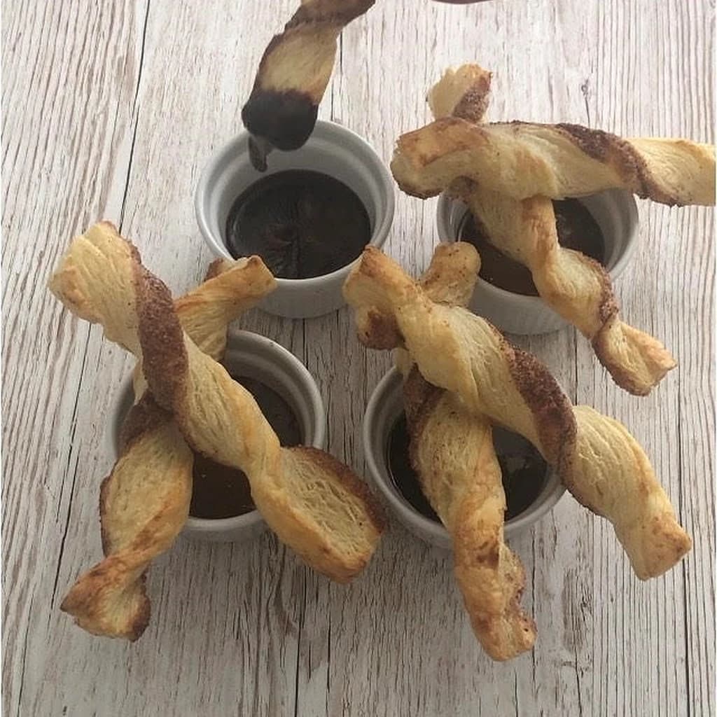 Smördegsskruvar med kanelsocker och chokladsås