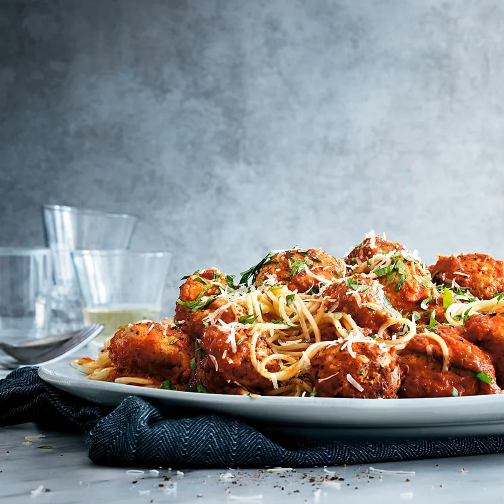 Italienska kycklingbullar med tomatsås och spaghetti