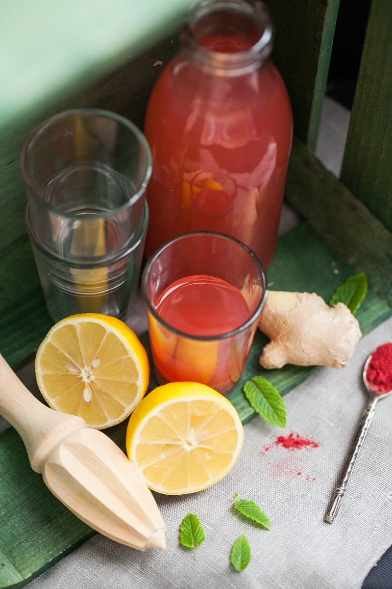 Ingefärsshot med citron, honung och lingon
