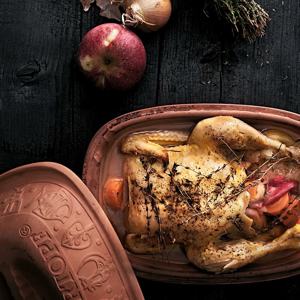 Hel kyckling i lergryta med äpple och timjan