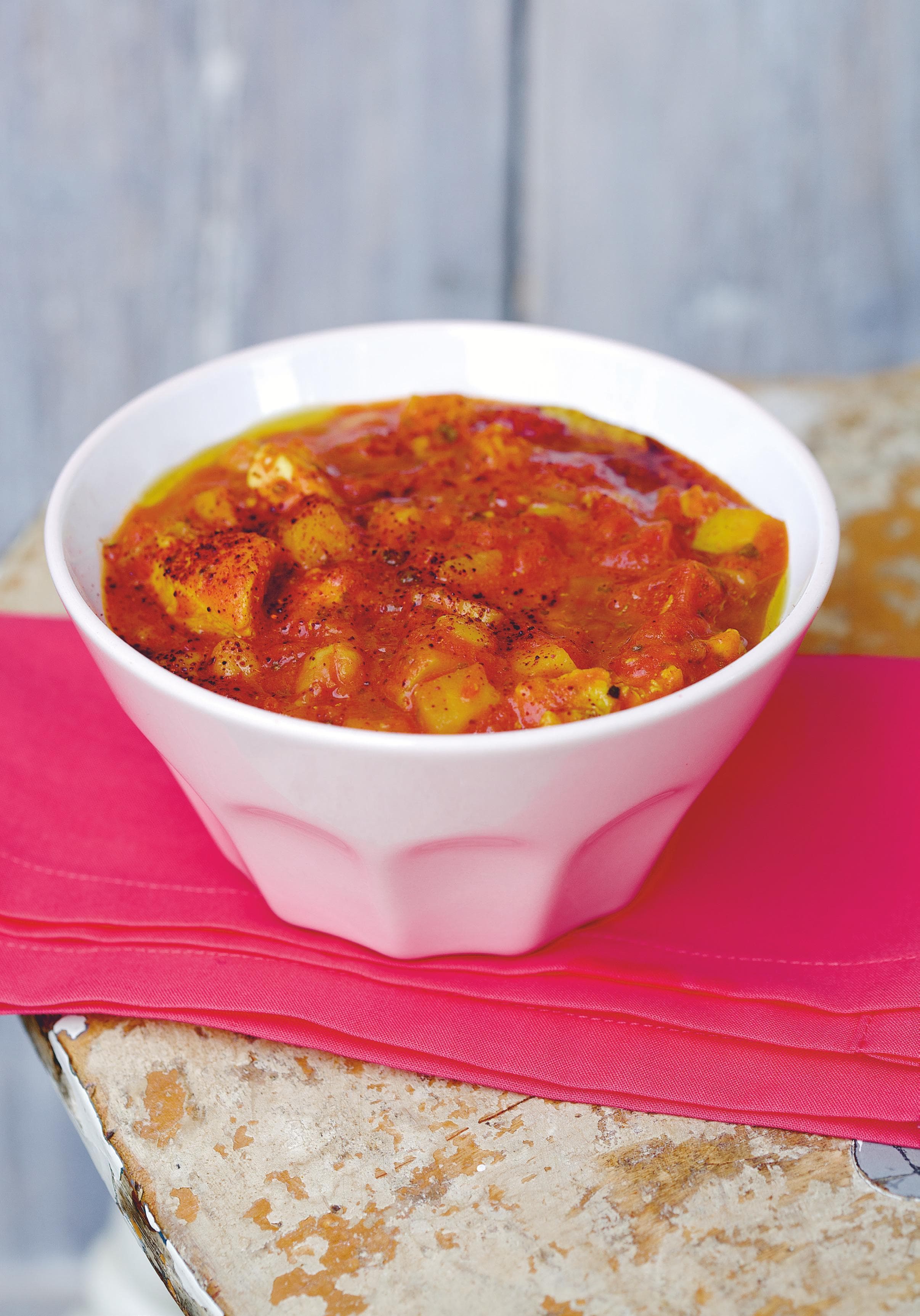 Kycklingsoppa med smak av curry och äpple