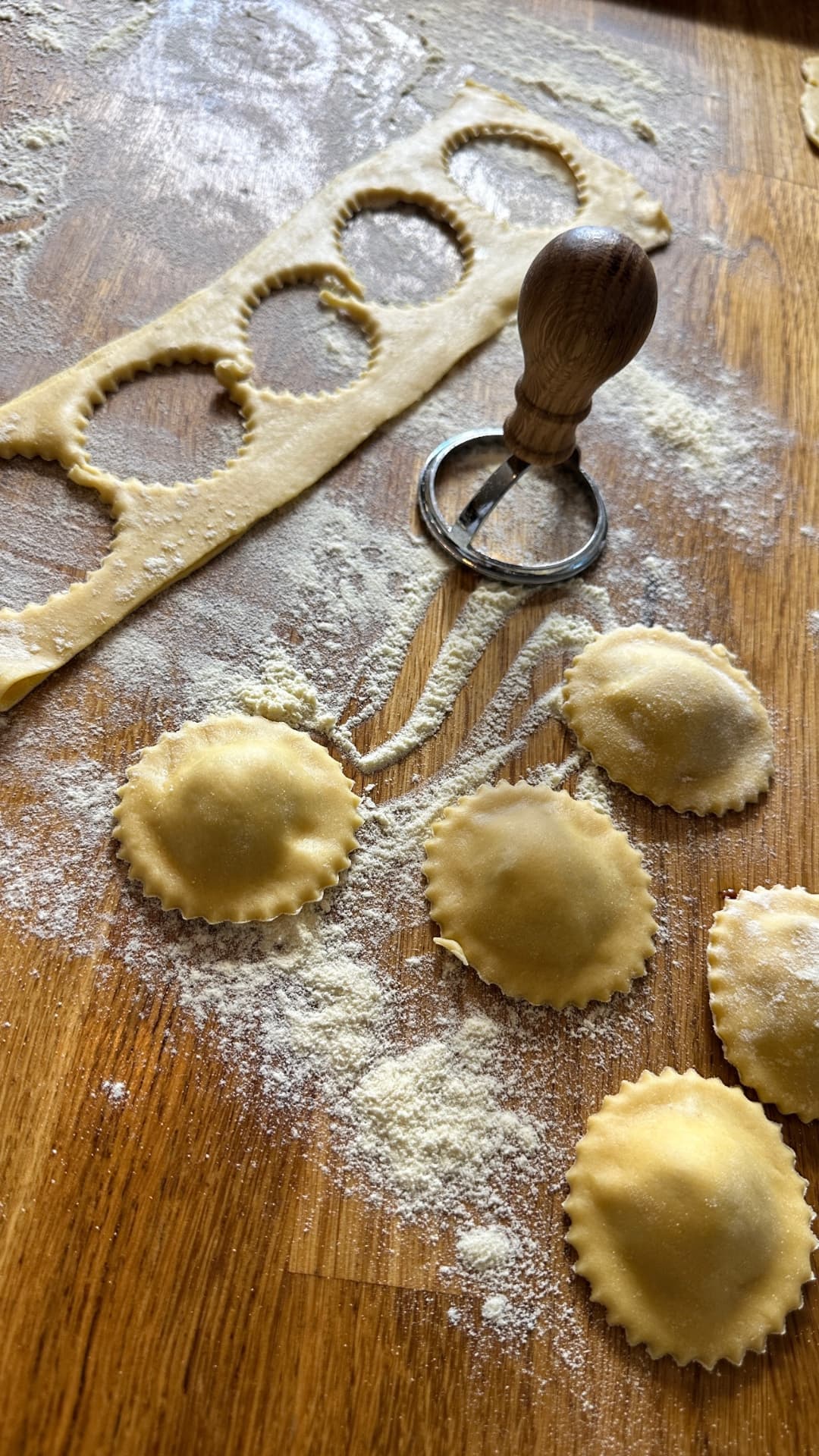 Hemgjord ravioli med ricotta och smörstekta kantareller