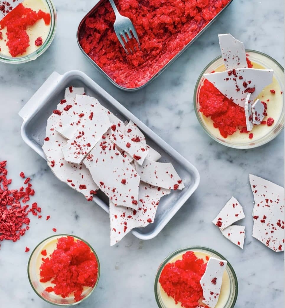 Färskostpannacotta med jordgubbsgranité och marängbitar