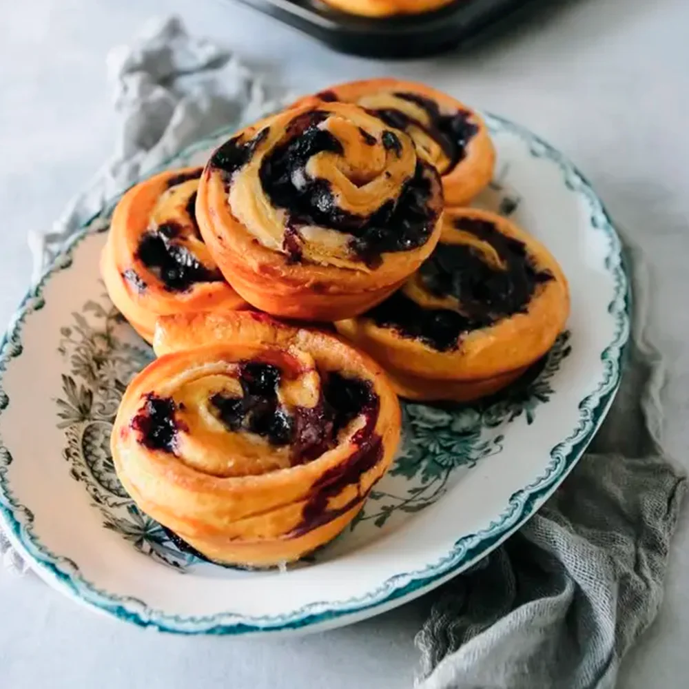 Knådfria saffransbullar med blåbär