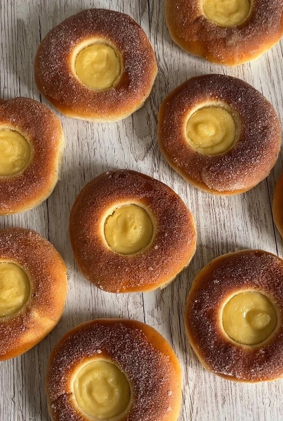 Solbullar med brynt smör och socker