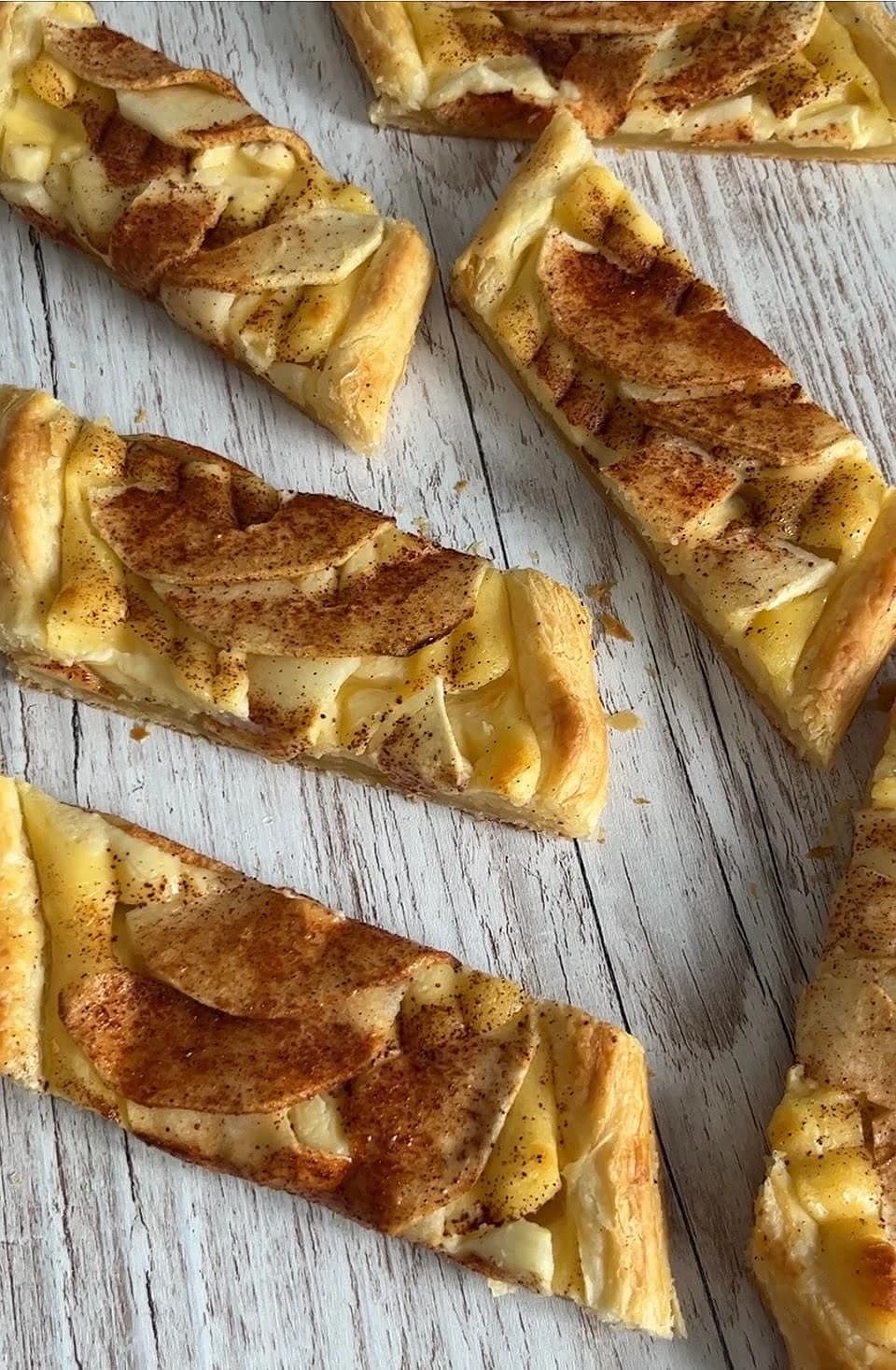 Smördegslängd med vaniljkräm och kaneläpplen