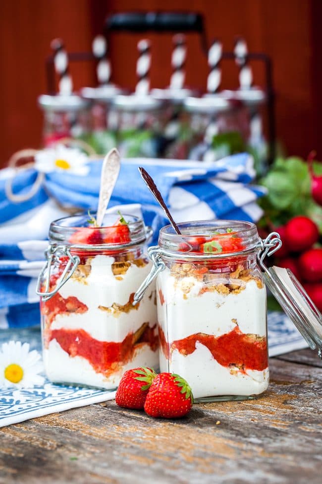 Sommardessert med jordgubbar och bär