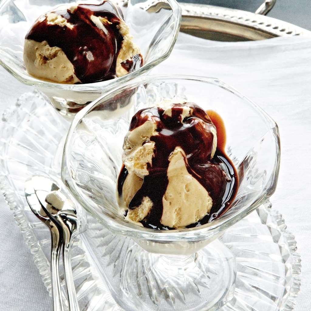 Vaniljglass med chokladsås