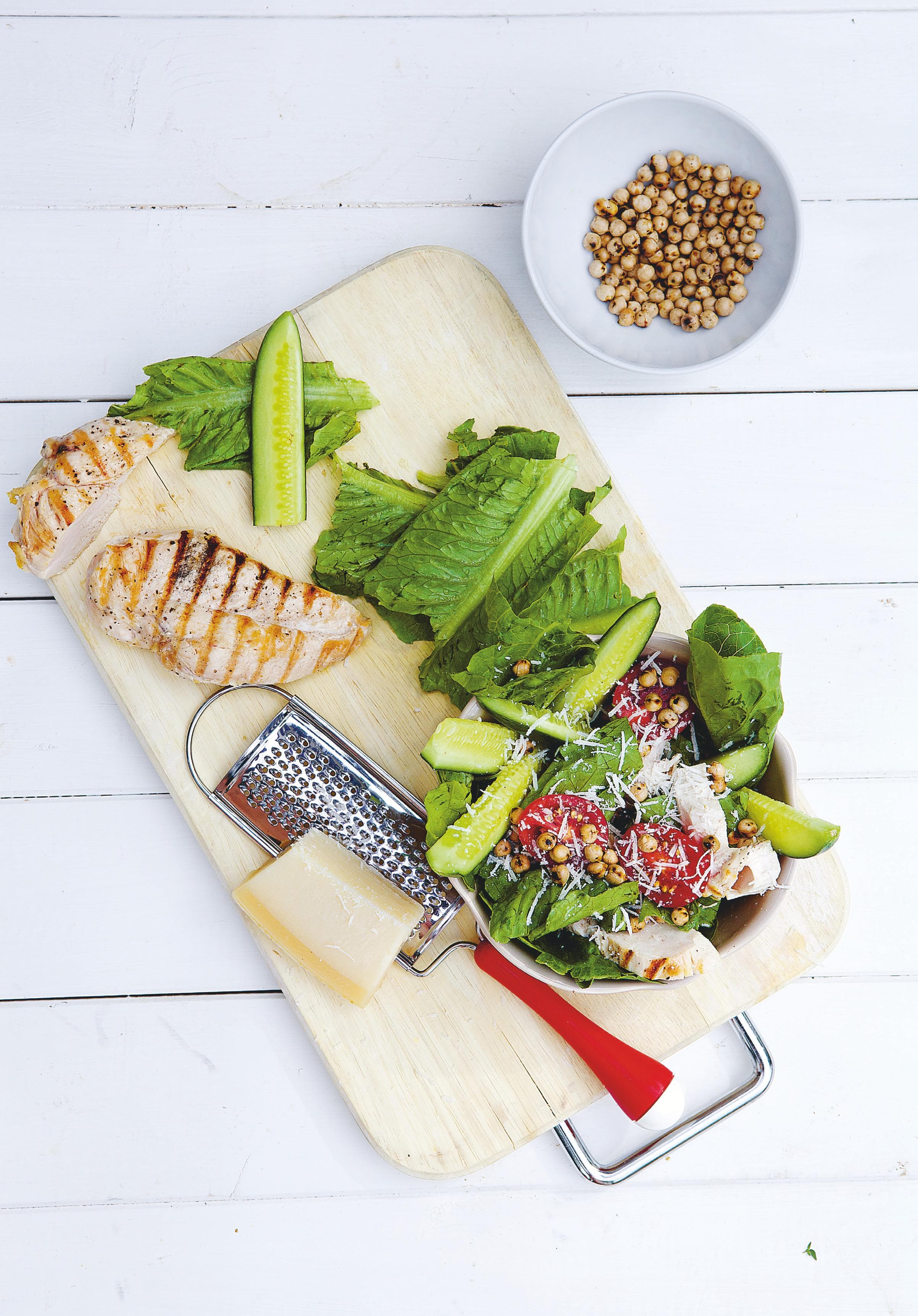 Caesarsallad med grillad kycklingfilé och rostade kikärter