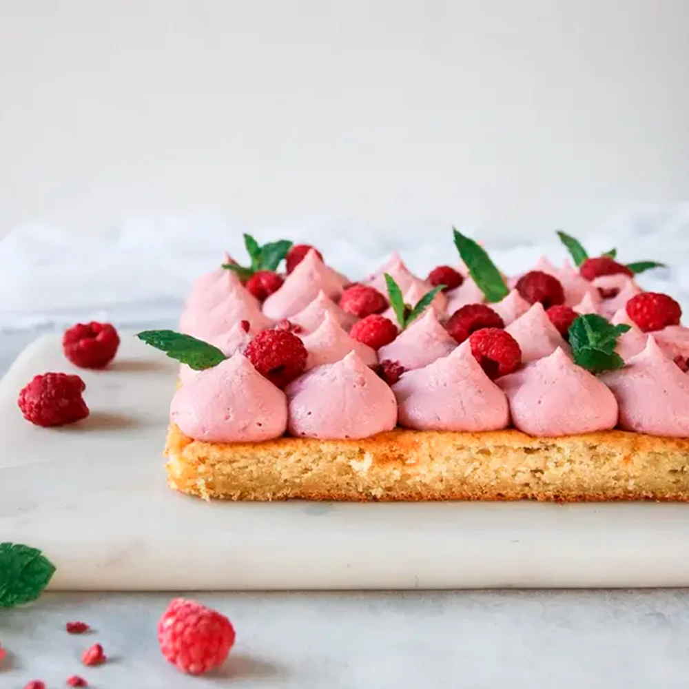Mjuk vaniljkaka med vispad hallonpannacotta