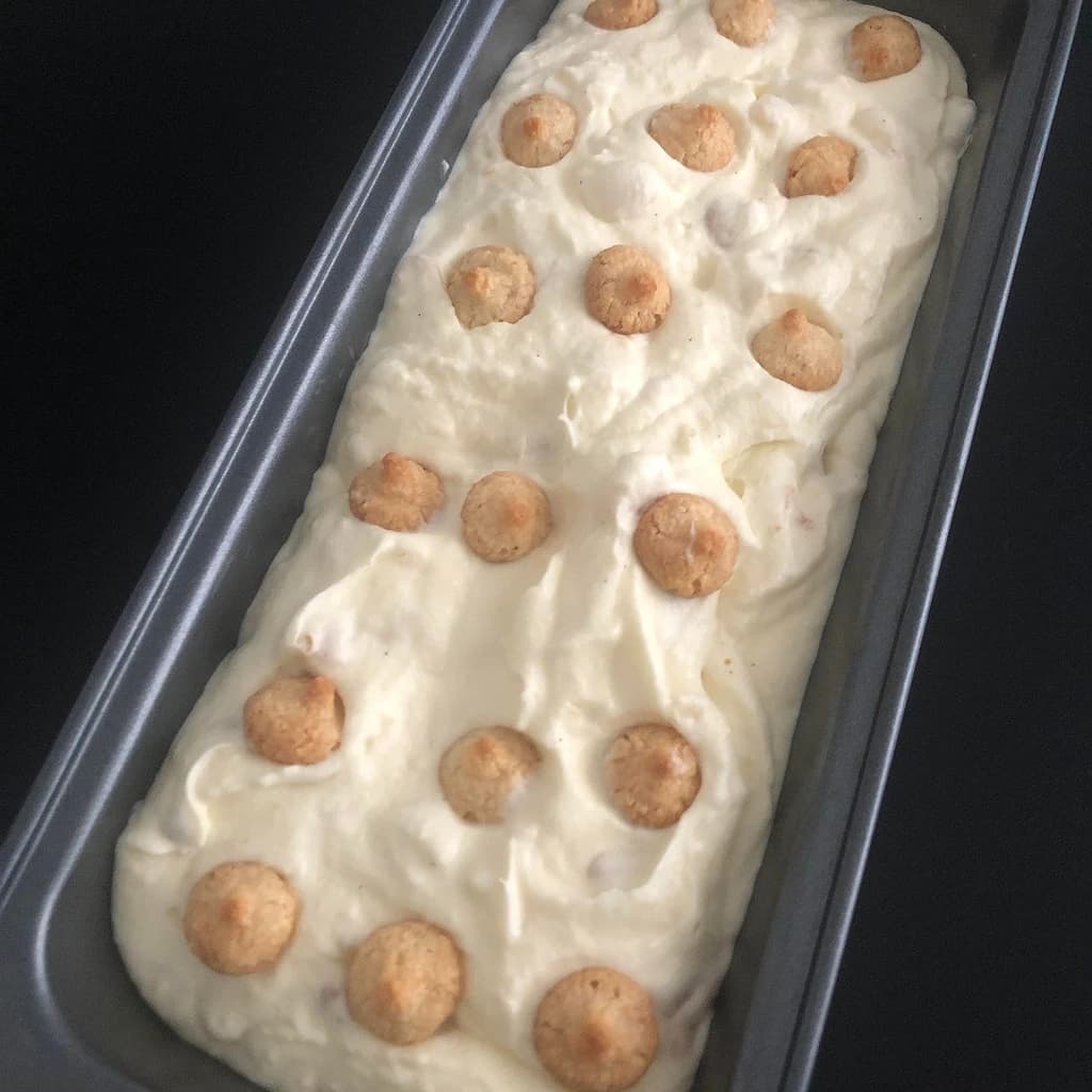 Mazarin och mandelbiskviglass