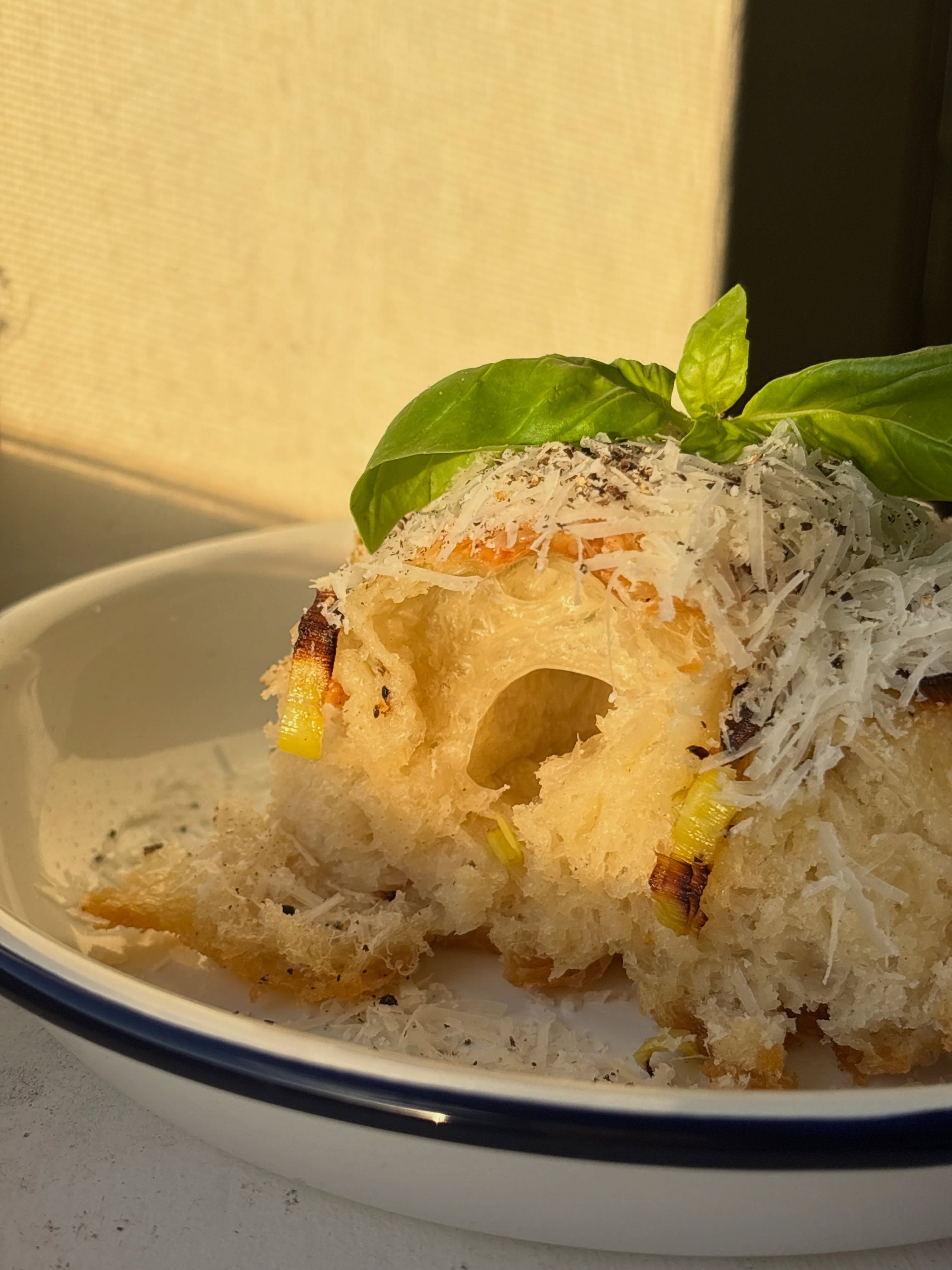 Nattjäst leek focaccia med basilika & pecorino