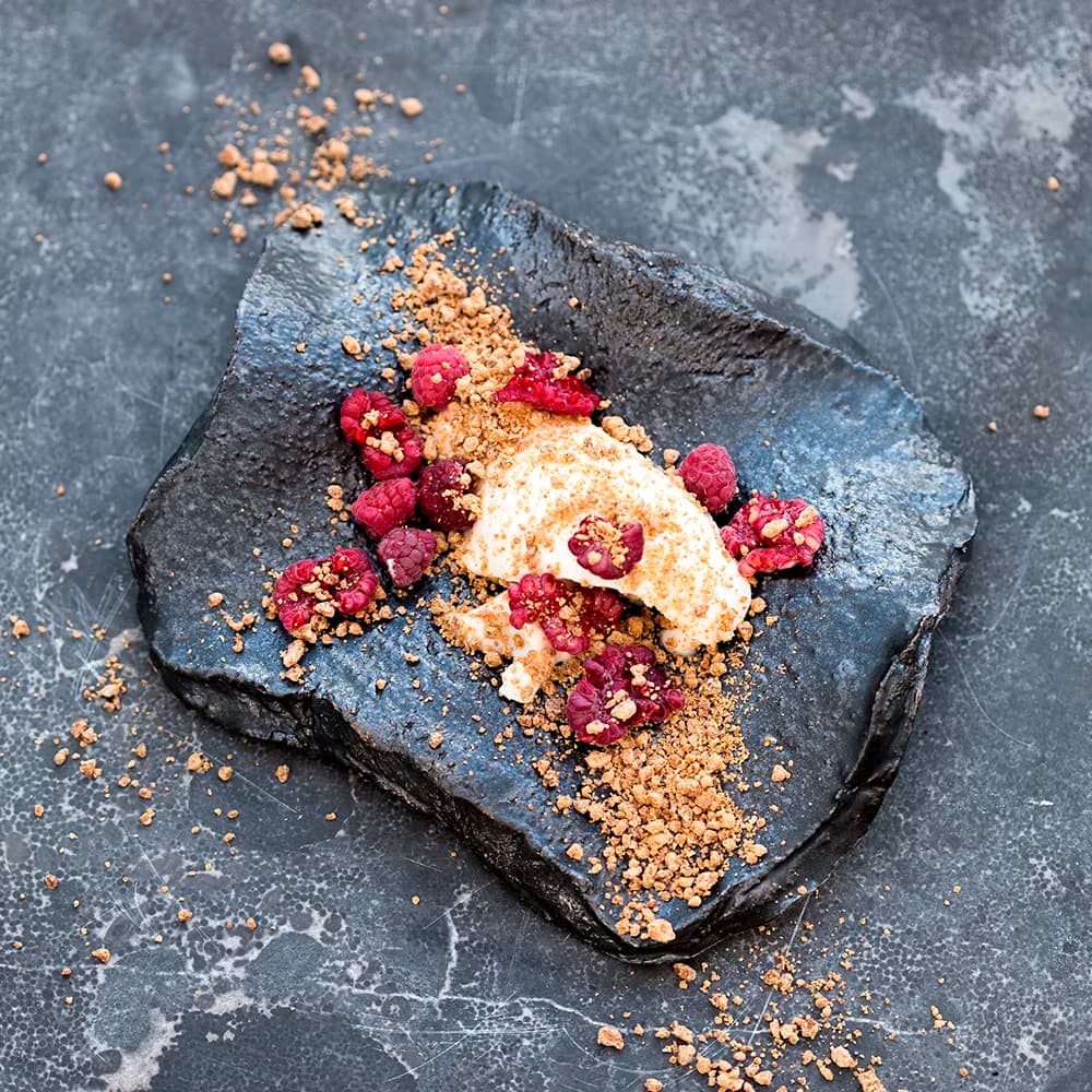 Kokos- och yoghurtpannacotta med brynt vit choklad och hallon