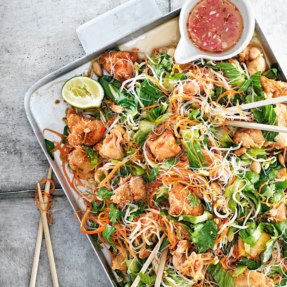 Ljummen nudelsallad med friterad chilikyckling och nuoc cham-sås