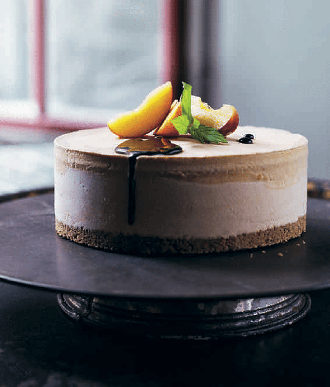 Lakritsglasstårta med nektariner och passionscurd