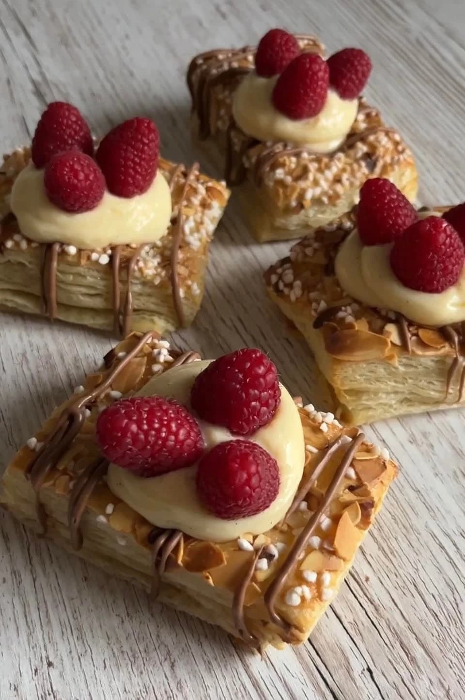 Smördegsbakelser med vaniljkräm och hallon