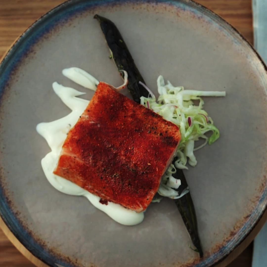 Varmrökt havsöring med grillad gurka och kålsallad