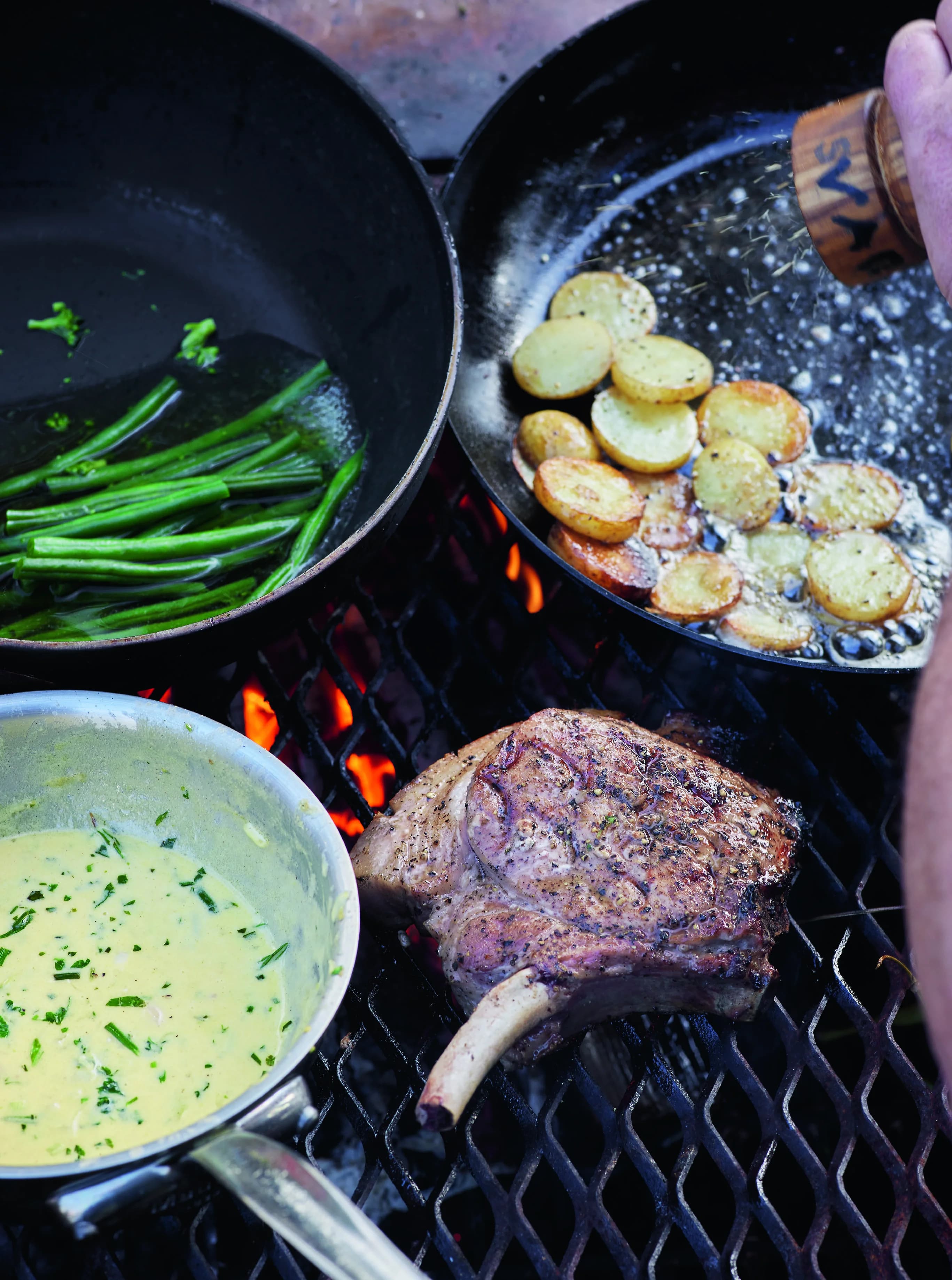 Grillade fläskkotletter med stekt potatis, senapssås och haricots verts