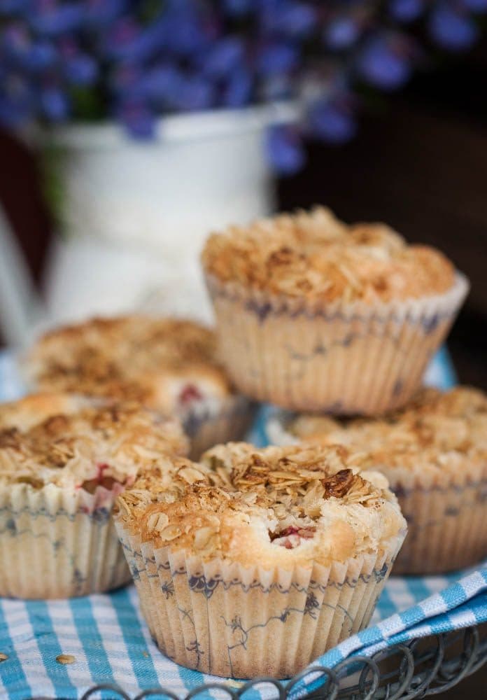 Rabarbermuffins med havregrynsmul