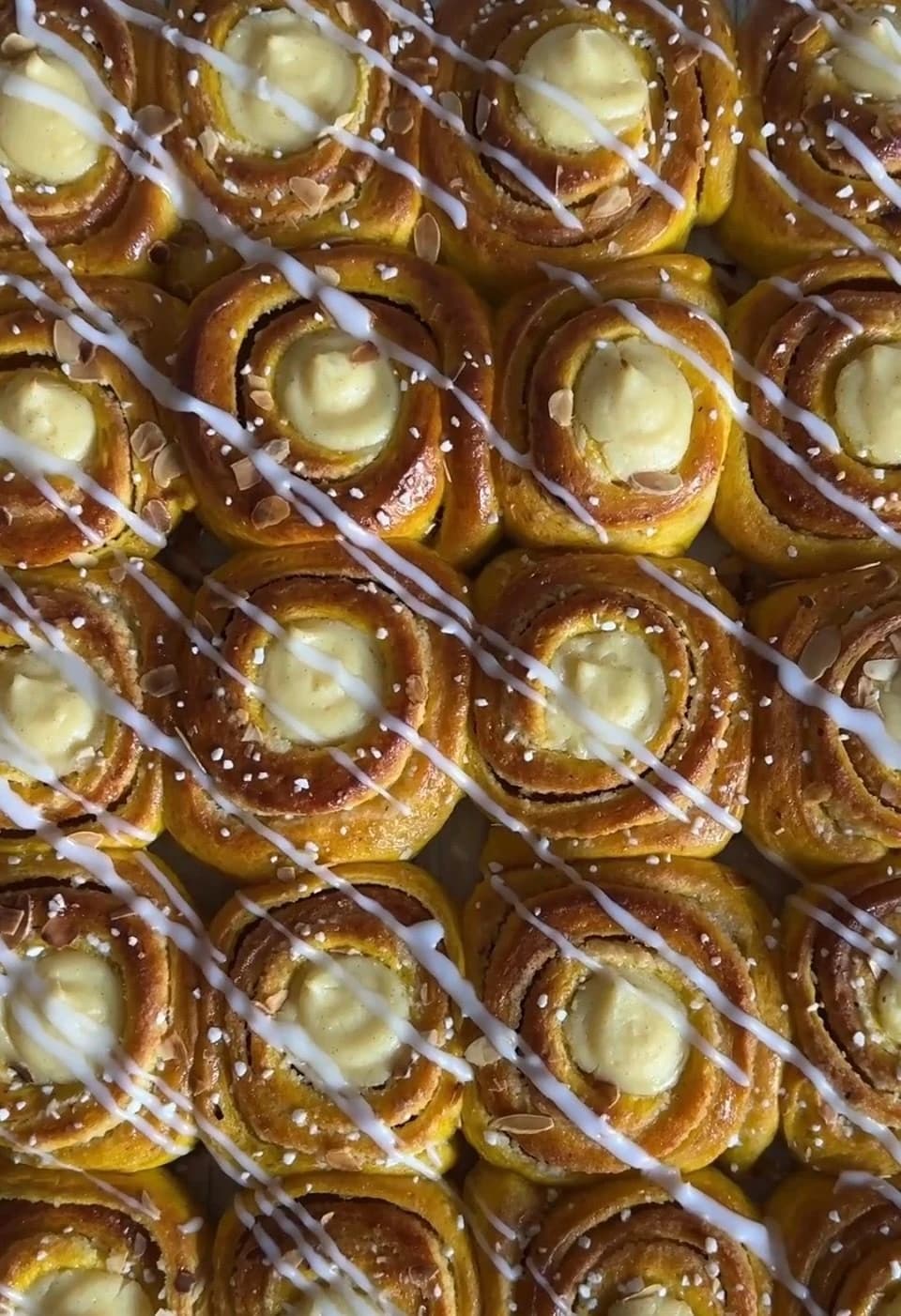 Saffransbullar med vaniljkräm och mandelmassa