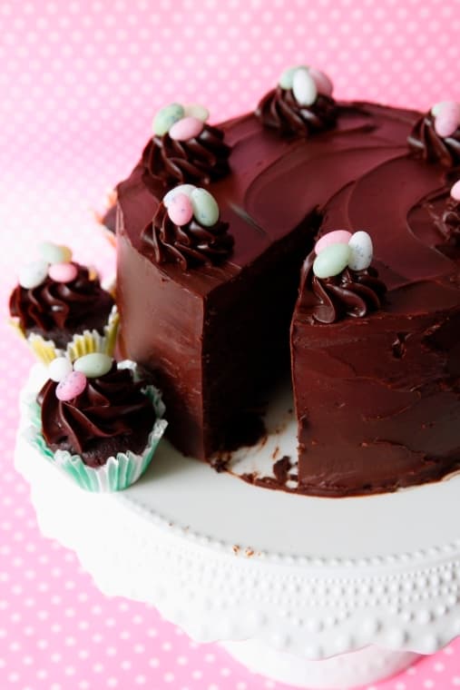 Chokladtårta och cupcakes med romglasyr