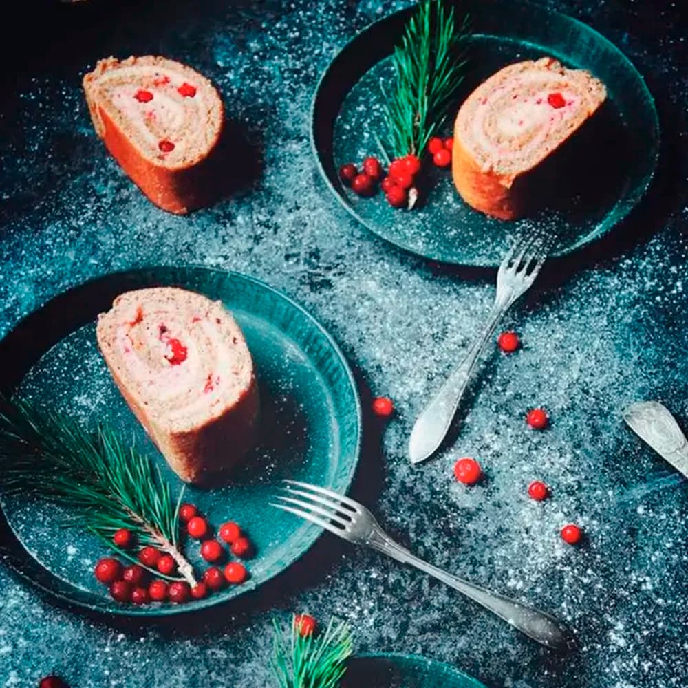 Julig pepparkaksrulltårta med färskostkräm och lingon