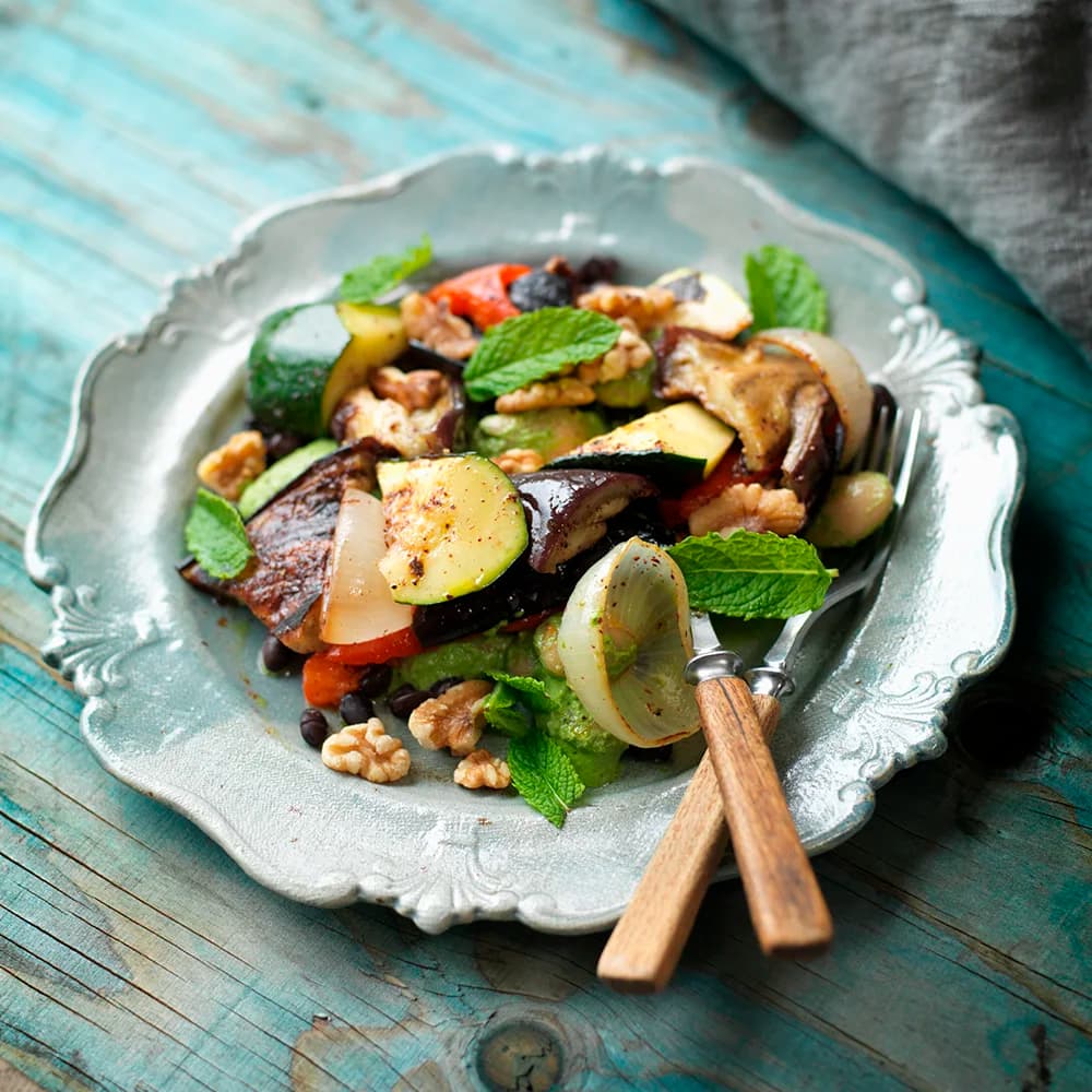 Grillade grönsaker med sumak, bönor och spenatpesto